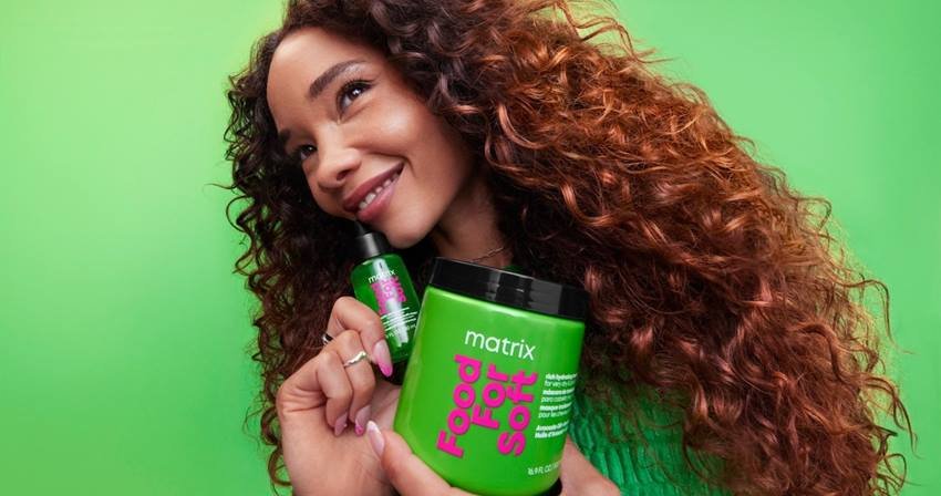 Guida ai Capelli ad Alta Porosità: Perché Perdono Idratazione e Come Trattenerla