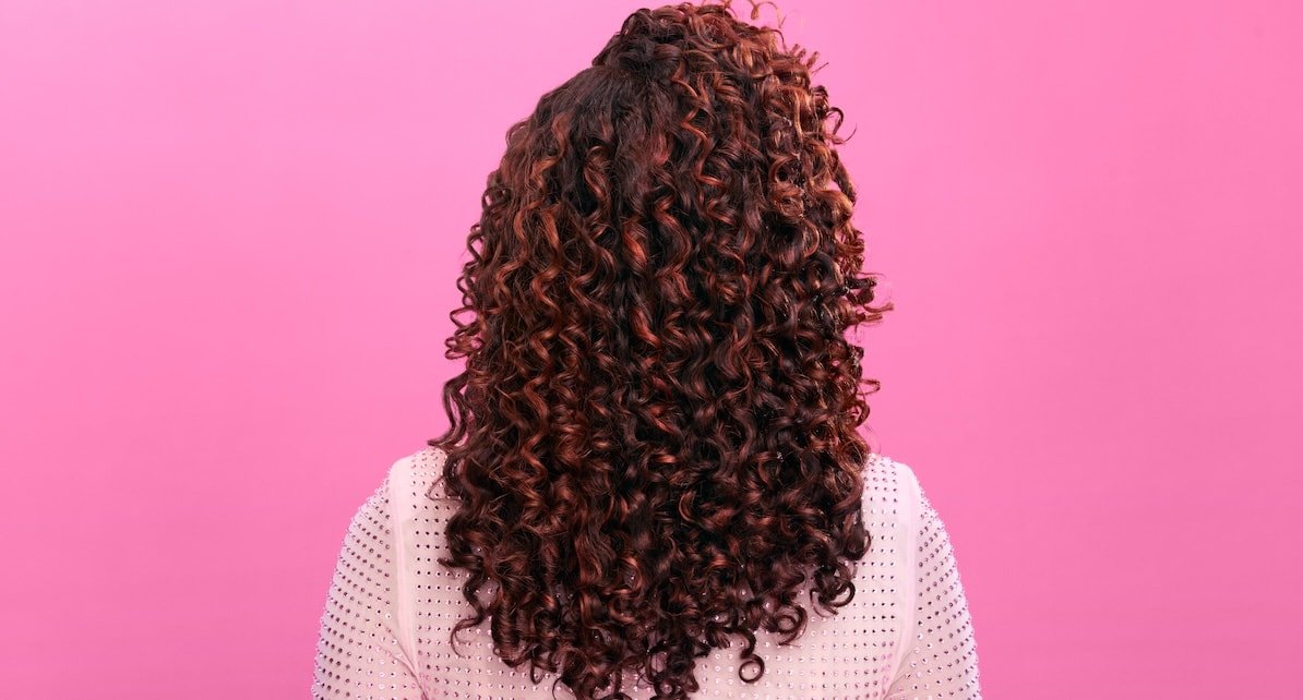 5 Cause del Crespo nei Capelli Ricci e Come Prevenirlo